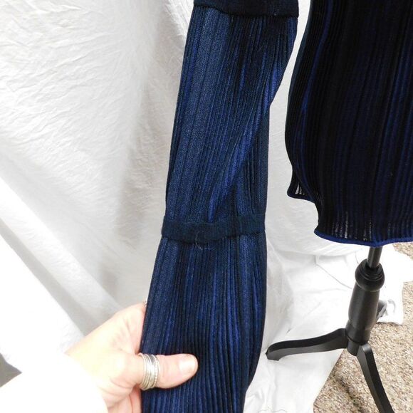 Club Monaco M Blue & Black Ribbed Striped Cold Shoulder Blouse NEW - Picture 4 of 6